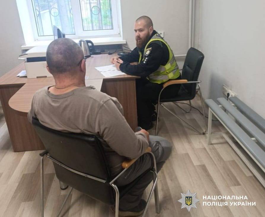 У столиці чоловік влаштував конфлікт зі зброєю через собаку, що прибіг до будинку - фото 2