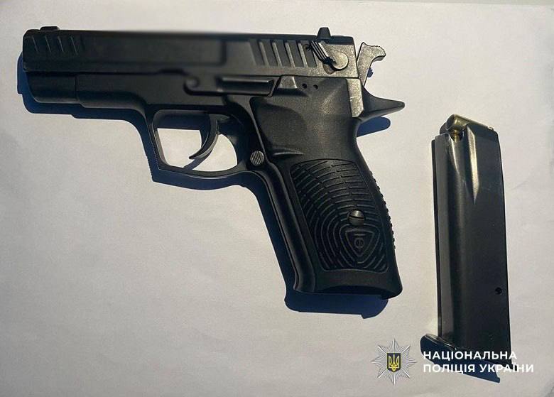 У столиці чоловік влаштував конфлікт зі зброєю через собаку, що прибіг до будинку