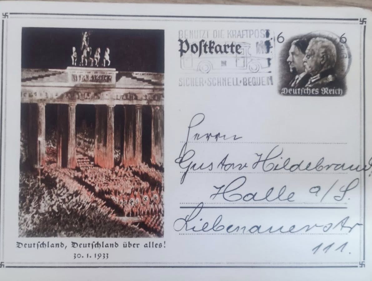 Киянка намагалася вивезти до Німеччини листівки 1930-х років із Гітлером