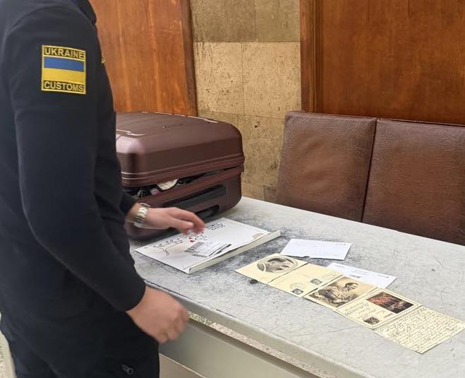 Киянка намагалася вивезти до Німеччини листівки 1930-х років із Гітлером - фото 3