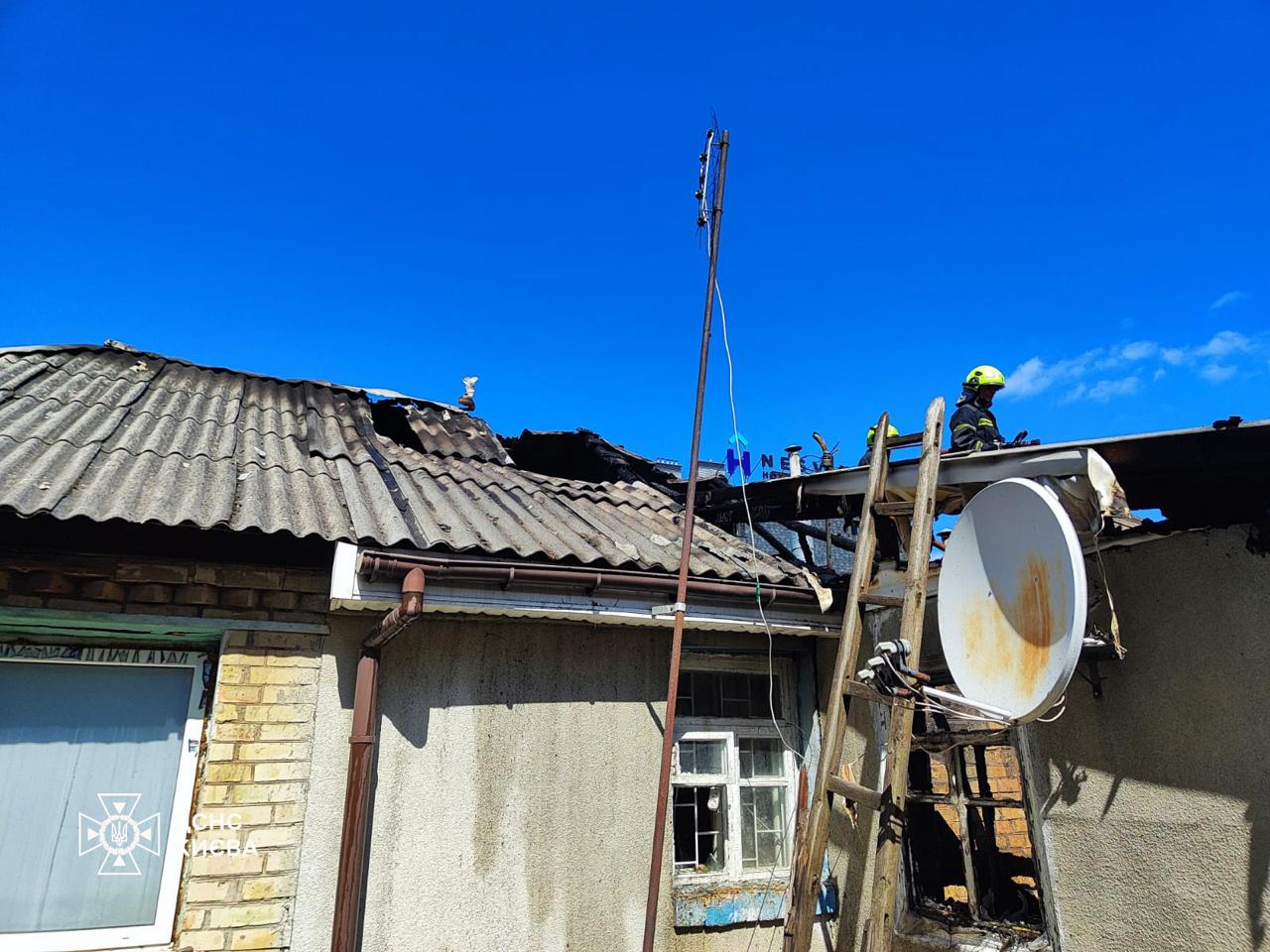 У Києві горів приватний будинок: надзвичайники врятували жінку - фото 2