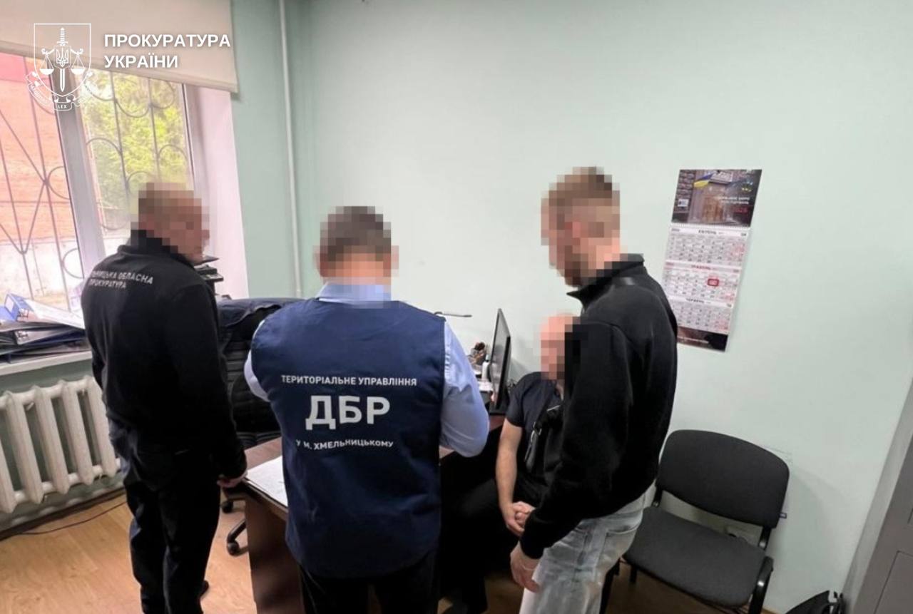 На Хмельниччині двох поліцейських підозрюють у приховуванні деталей смертельної ДТП із підлітком - фото 2