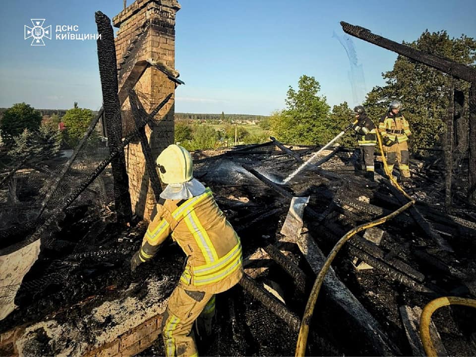 У ДСНС показали наслідки нічної атаки БпЛА на Київщину - фото 3