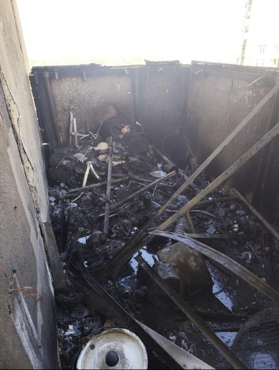 Під завалами сміття у Києві роками жила людина з важкою інвалідністю