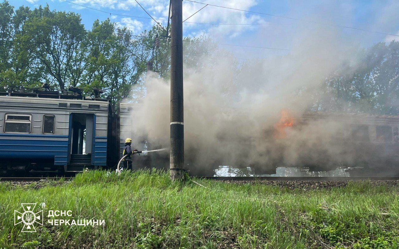Вогонь знищив вагони електропотягу на Черкащині: евакуювали 40 пасажирів - фото 3