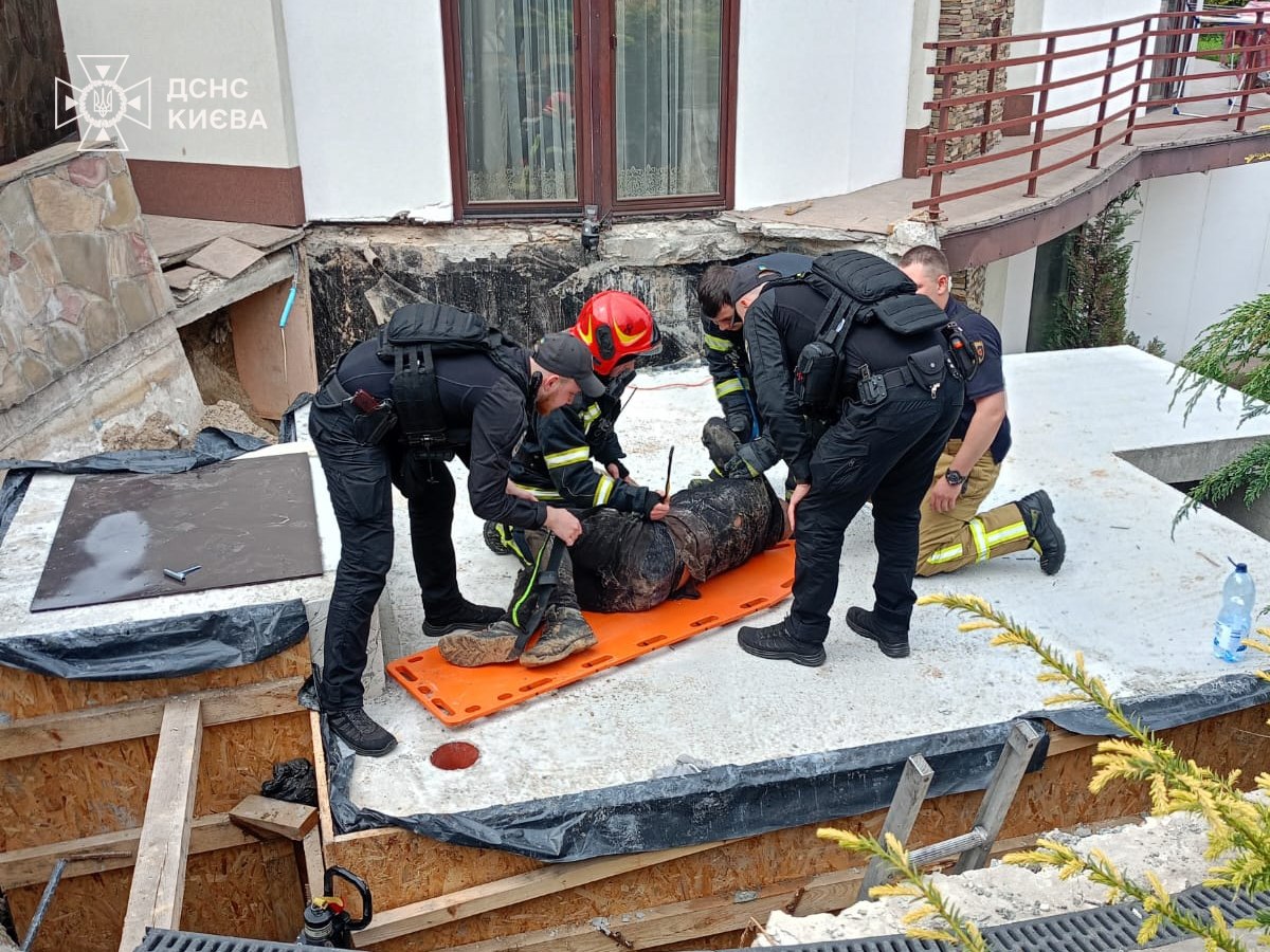 Впав у котлован під час будівельних робіт: у Києві врятували чоловіка - фото 2
