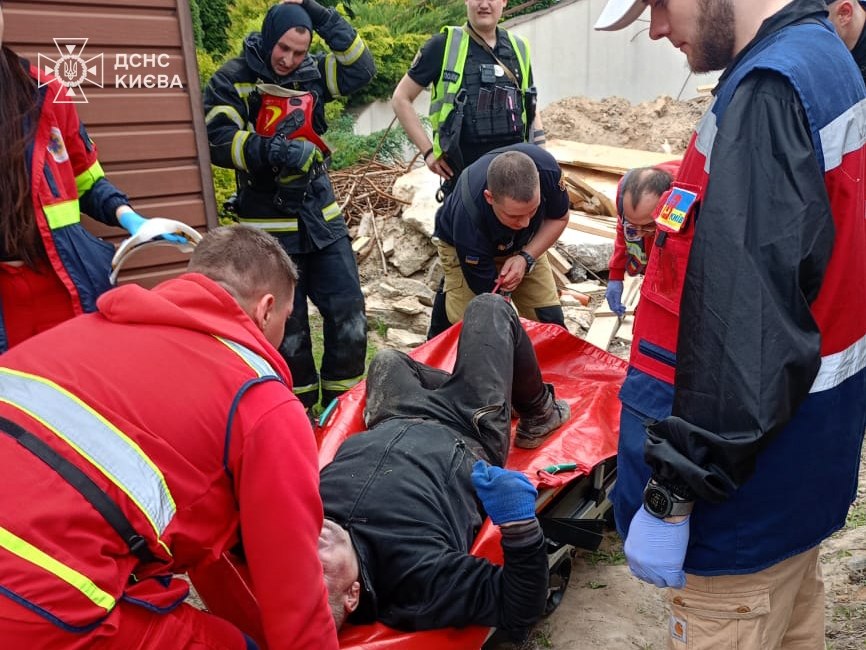Впав у котлован під час будівельних робіт: у Києві врятували чоловіка - фото 3