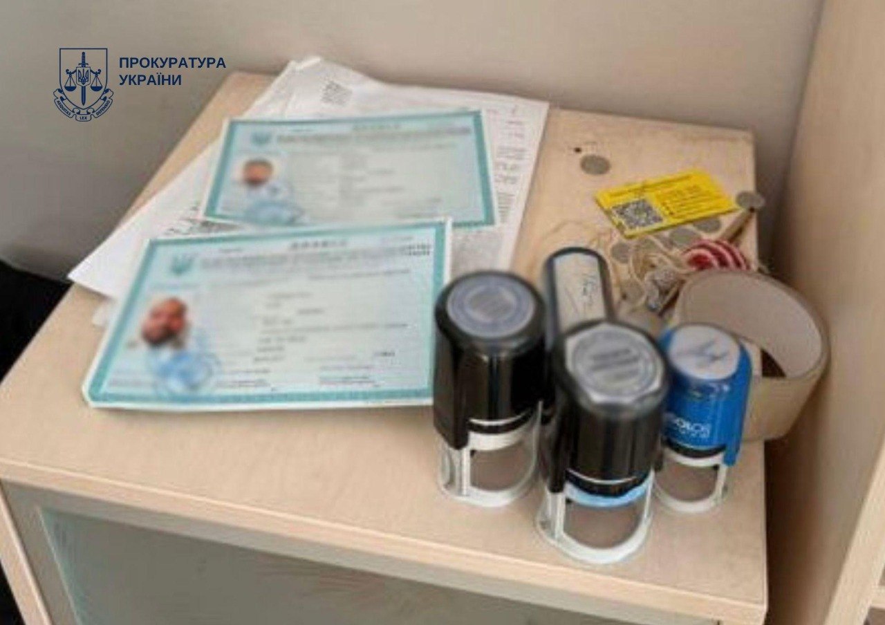 У Києві благодійний фонд допоміг понад 50 громадянам Узбекистану незаконно отримати посвідки на проживання