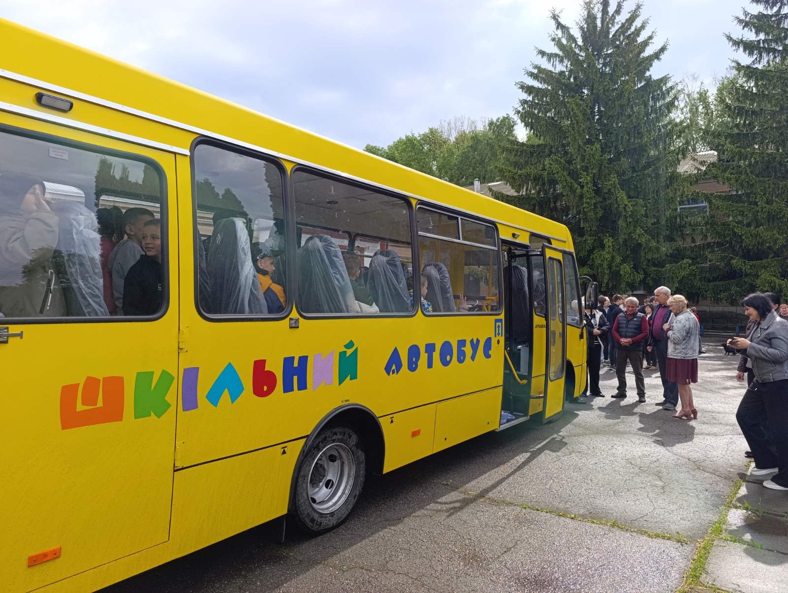 Гімназія на Черкащині отримала новий автобус, щоб підвозити дітей із 6 сіл