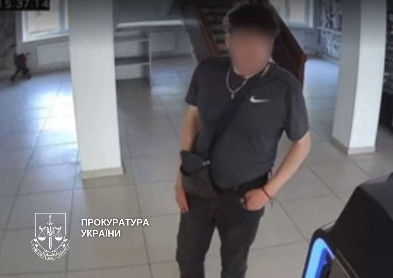 Збоченець змушував маленьку дівчинку роздягнутися у вбиральні столичного медзакладу - фото 2