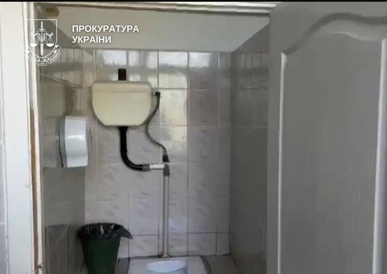 Збоченець змушував маленьку дівчинку роздягнутися у вбиральні столичного медзакладу
