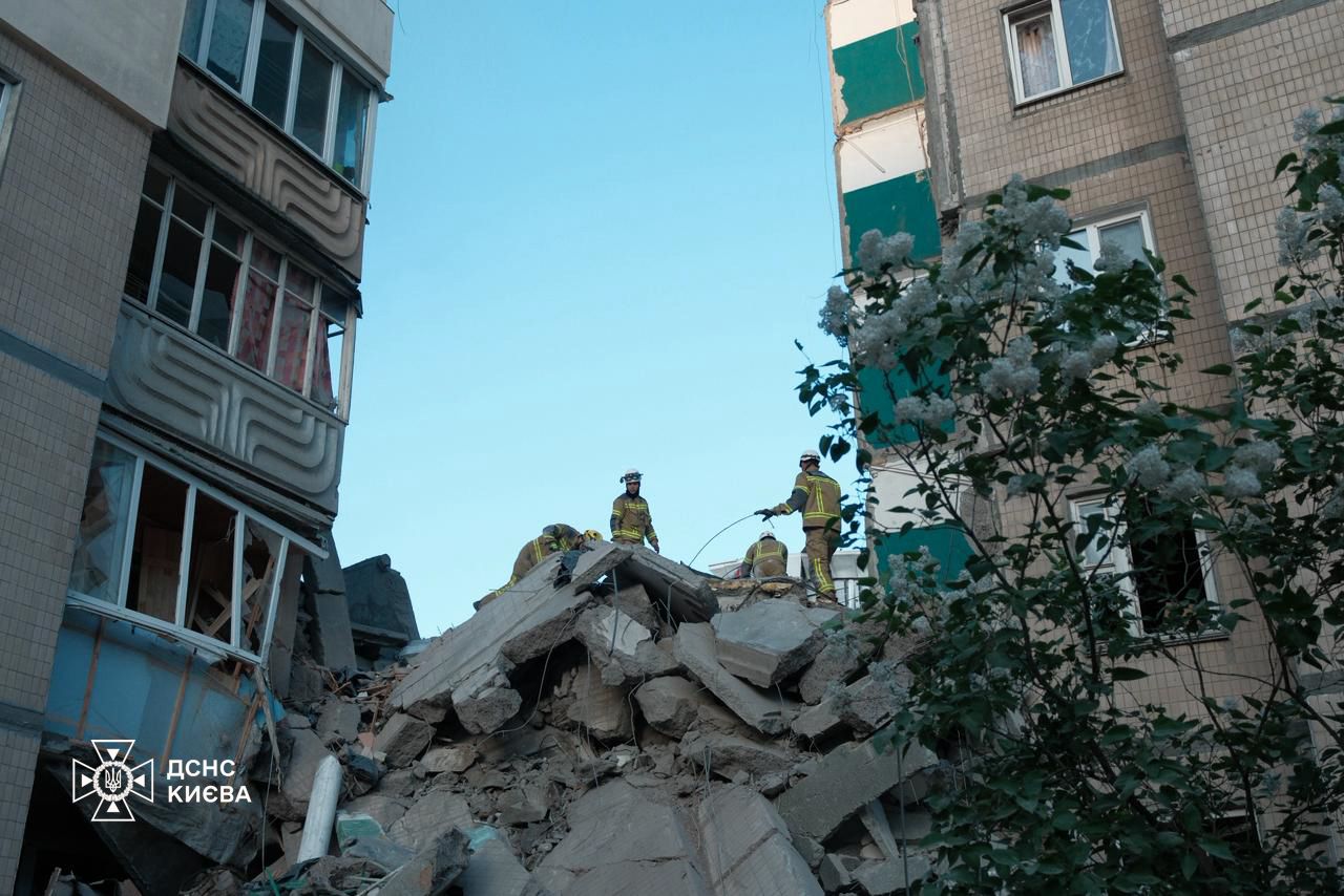 Зеленський: За ніч росіяни випустили по Україні понад 670 ударних дронів і 56 ракет - фото 6