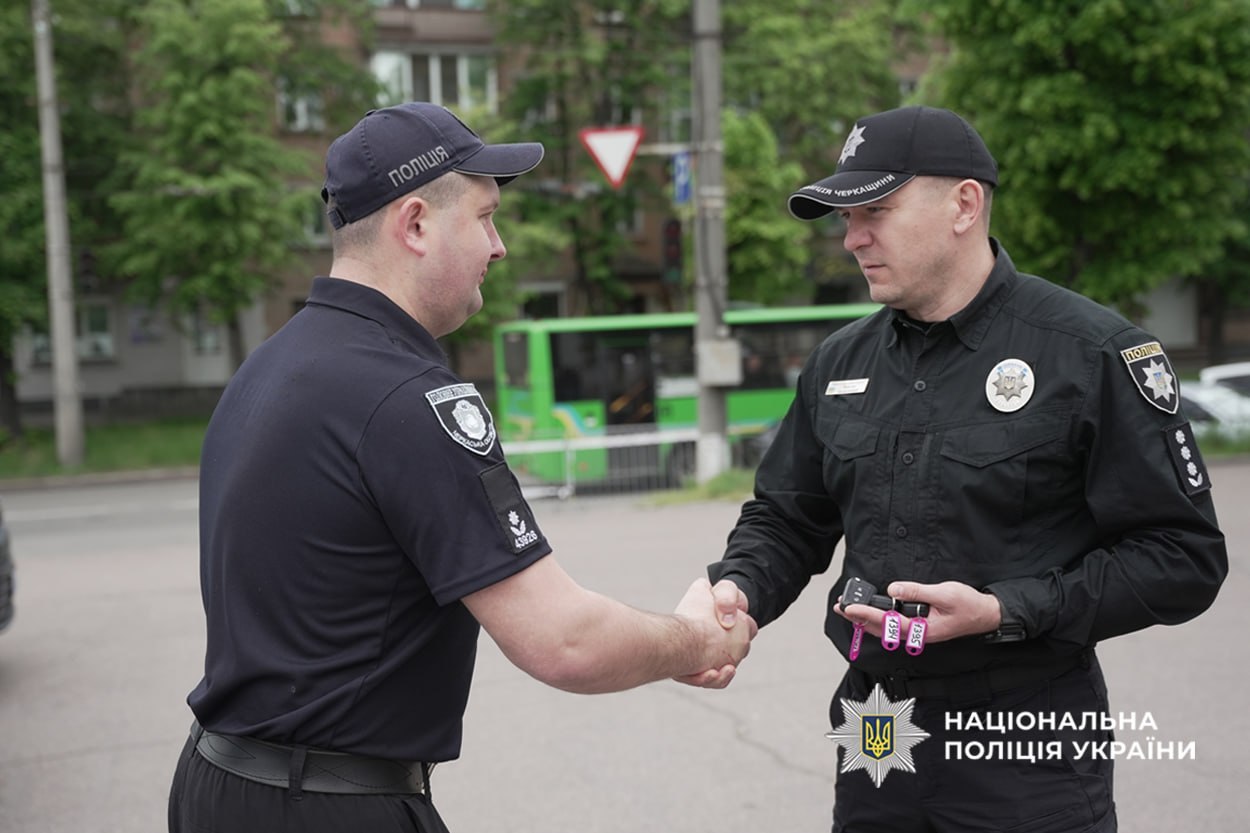 Черкаським поліцейським передали автомобілі, оснащені лабораторіями для проведення ДНК - фото 2