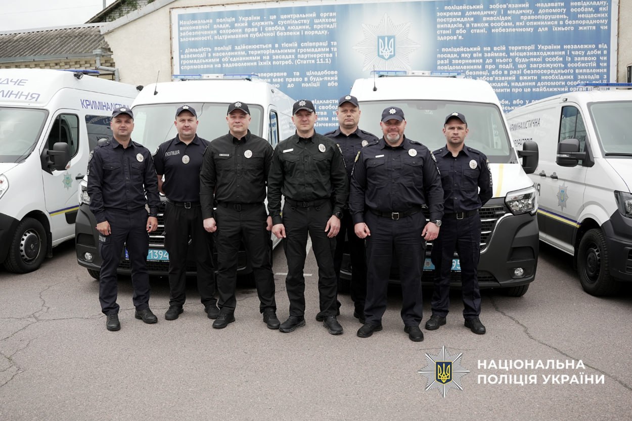 Черкаським поліцейським передали автомобілі, оснащені лабораторіями для проведення ДНК - фото 5