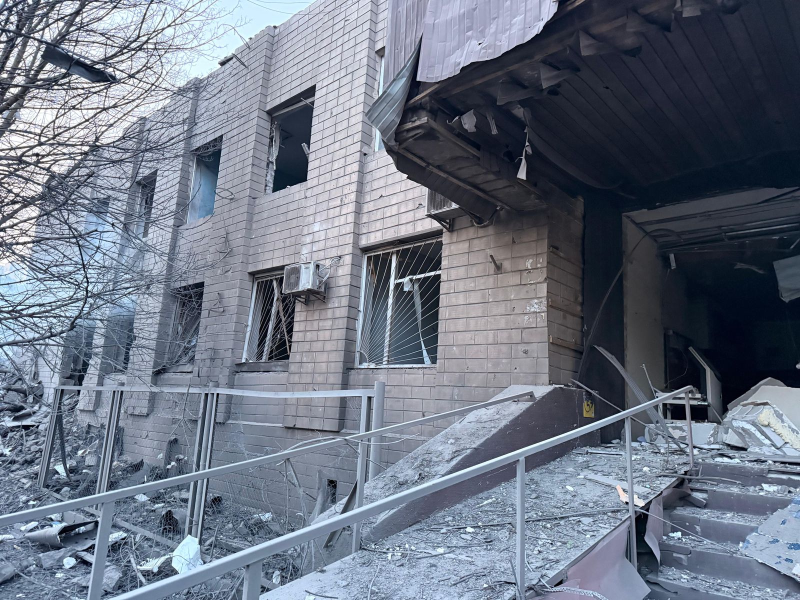Внаслідок російської атаки пошкоджено будівлю міграційної служби - фото 4