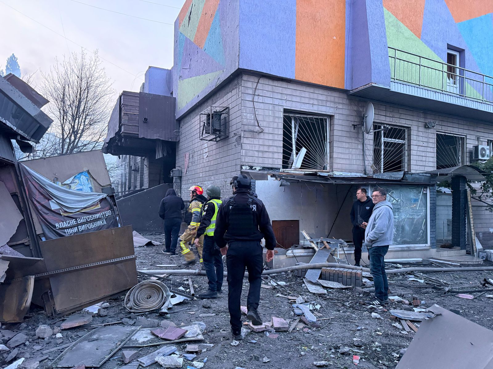 Внаслідок російської атаки пошкоджено будівлю міграційної служби - фото 6