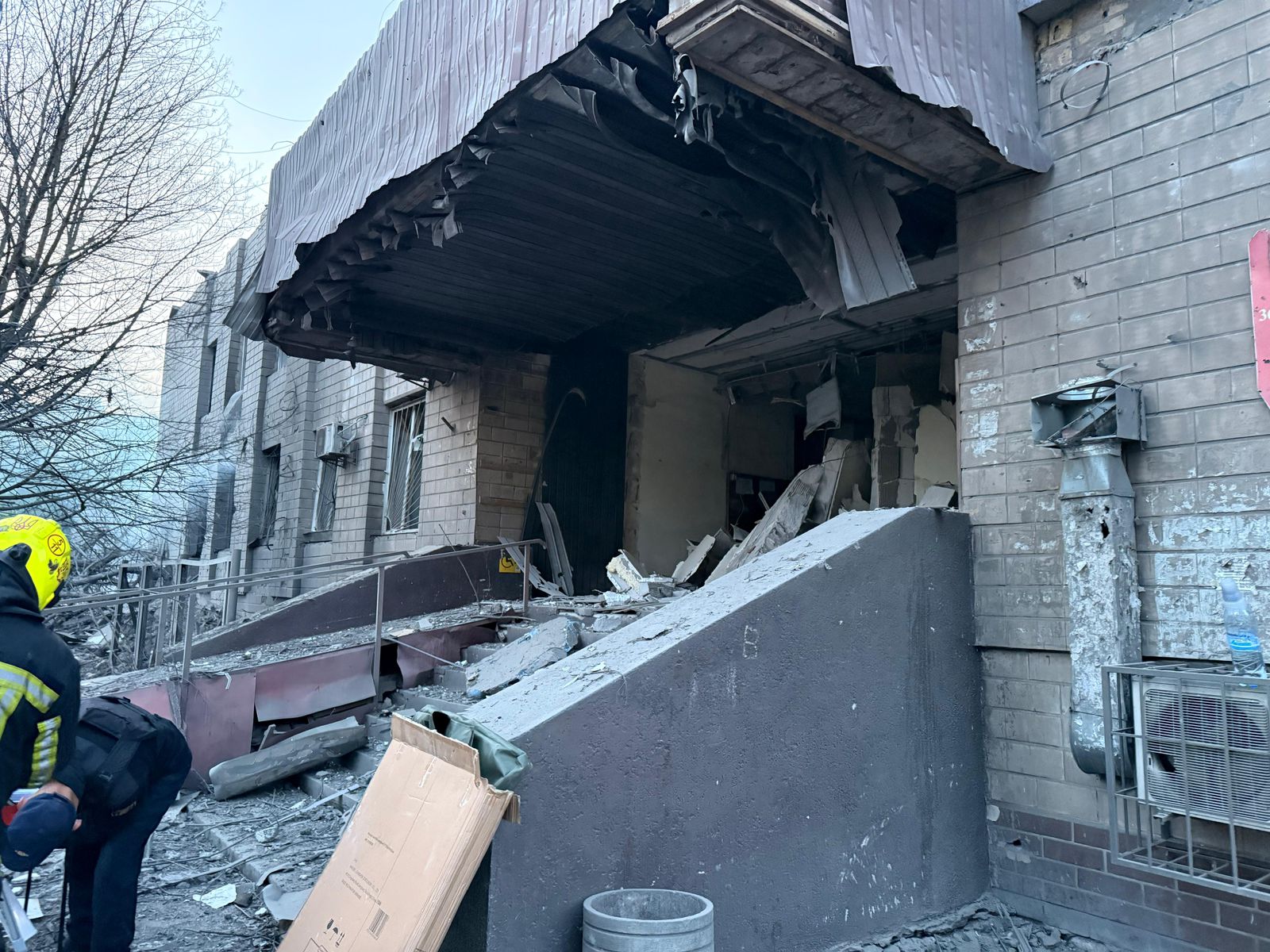 Внаслідок російської атаки пошкоджено будівлю міграційної служби - фото 3