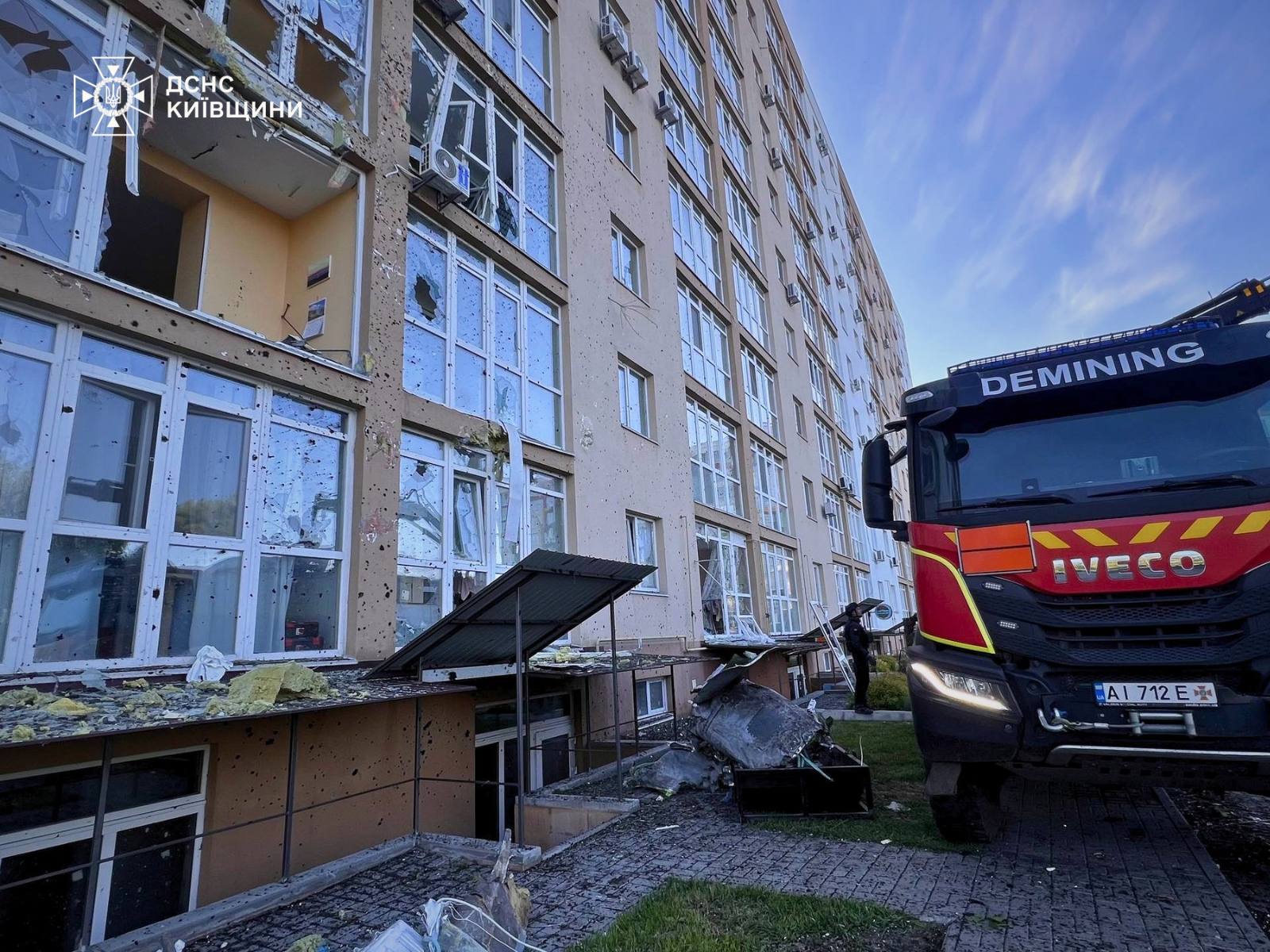 Ракета влетіла у багатоповерхівку та не вибухнула: в ДСНС Київщини розповіли деталі - фото 2
