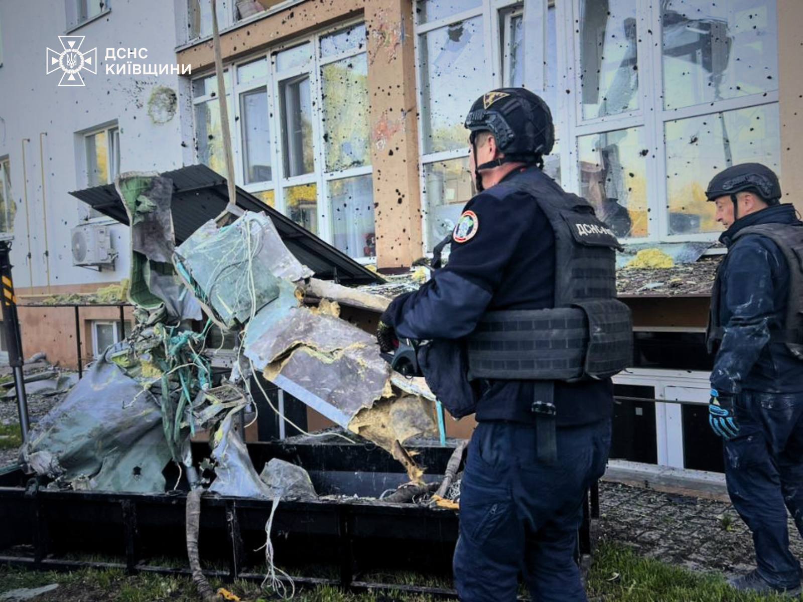 Ракета влетіла у багатоповерхівку та не вибухнула: в ДСНС Київщини розповіли деталі - фото 4