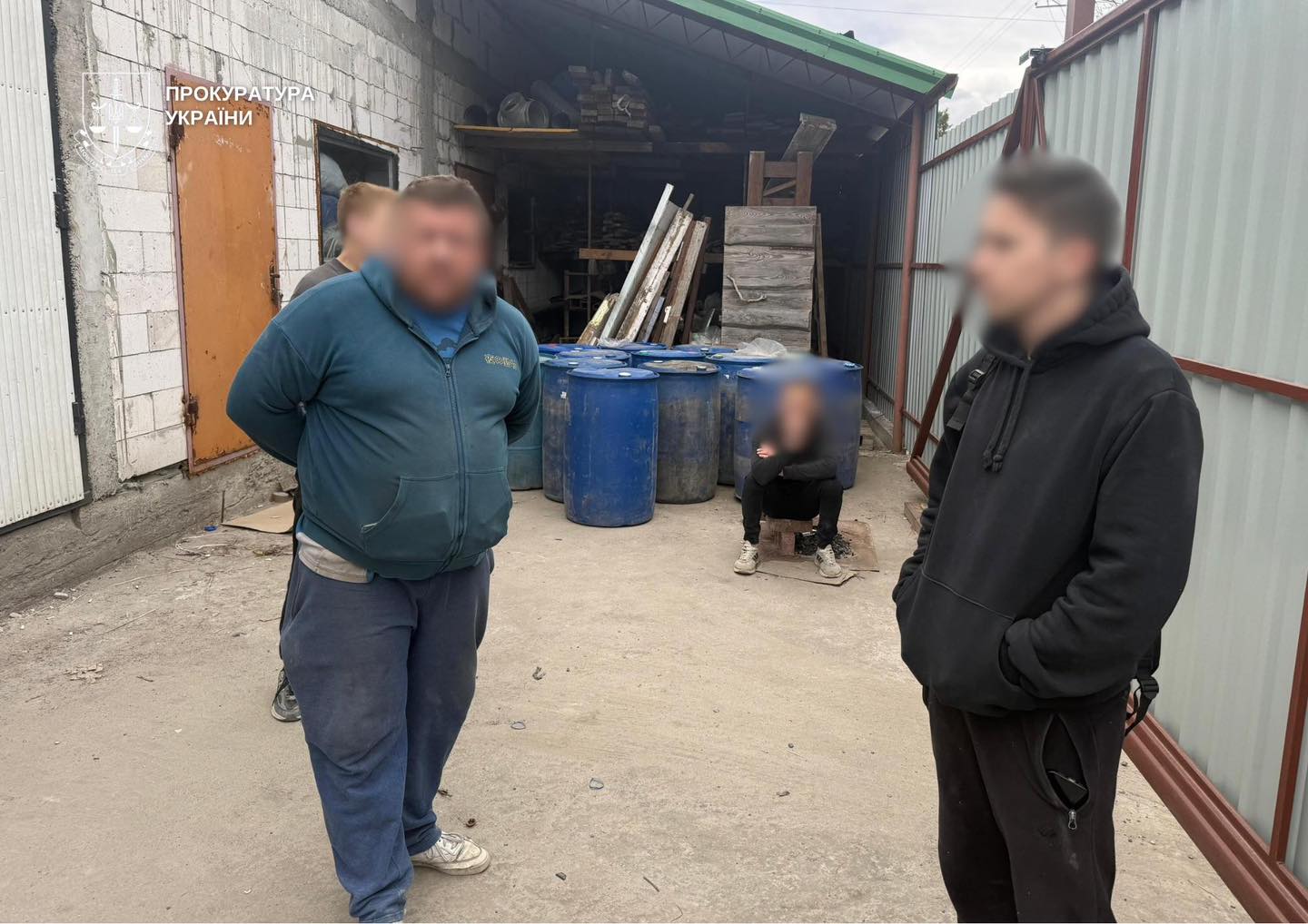 На Київщині в підпільному цеху спирт «перетворювали» на «елітний» алкоголь - фото 3