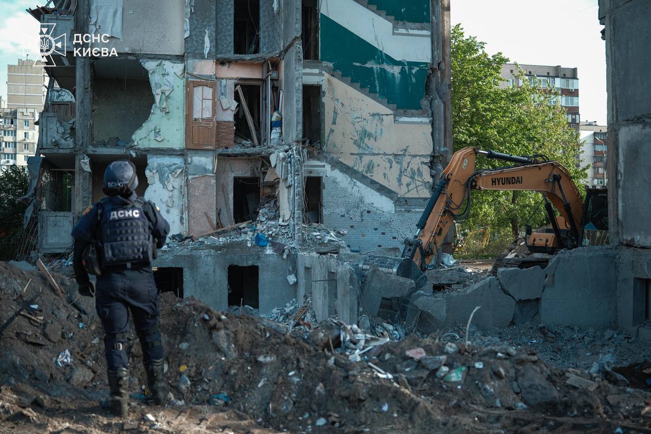 У Києві після атаки рф загинули 24 людини, з яких 3 - діти - фото 2