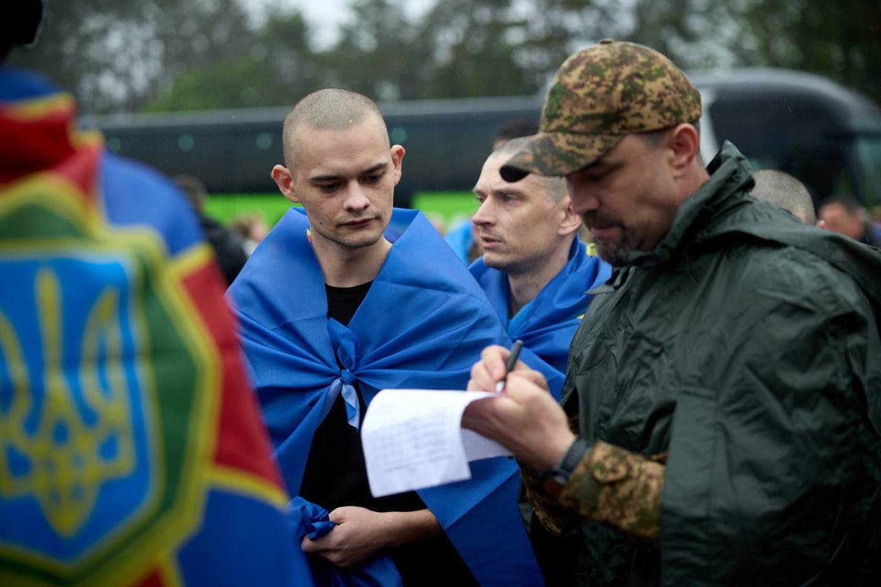 Відбувся обмін полоненими – з Росії повернули 205 українців - фото 7