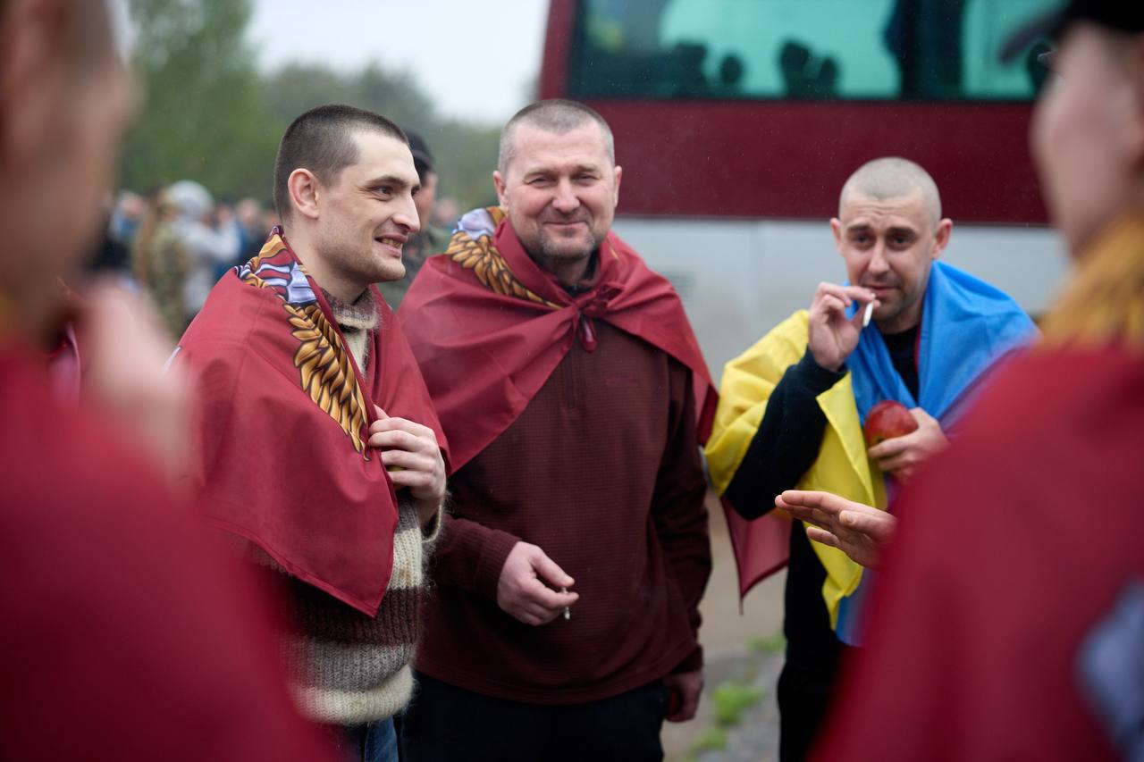 Відбувся обмін полоненими – з Росії повернули 205 українців - фото 10