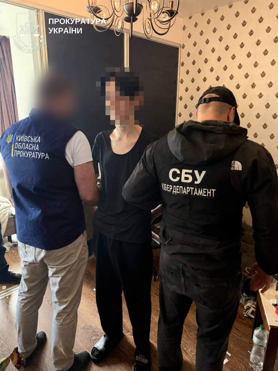 На Київщині викрили шахрайську схему з «виплатами від Червоного Хреста» на пів мільйона гривень