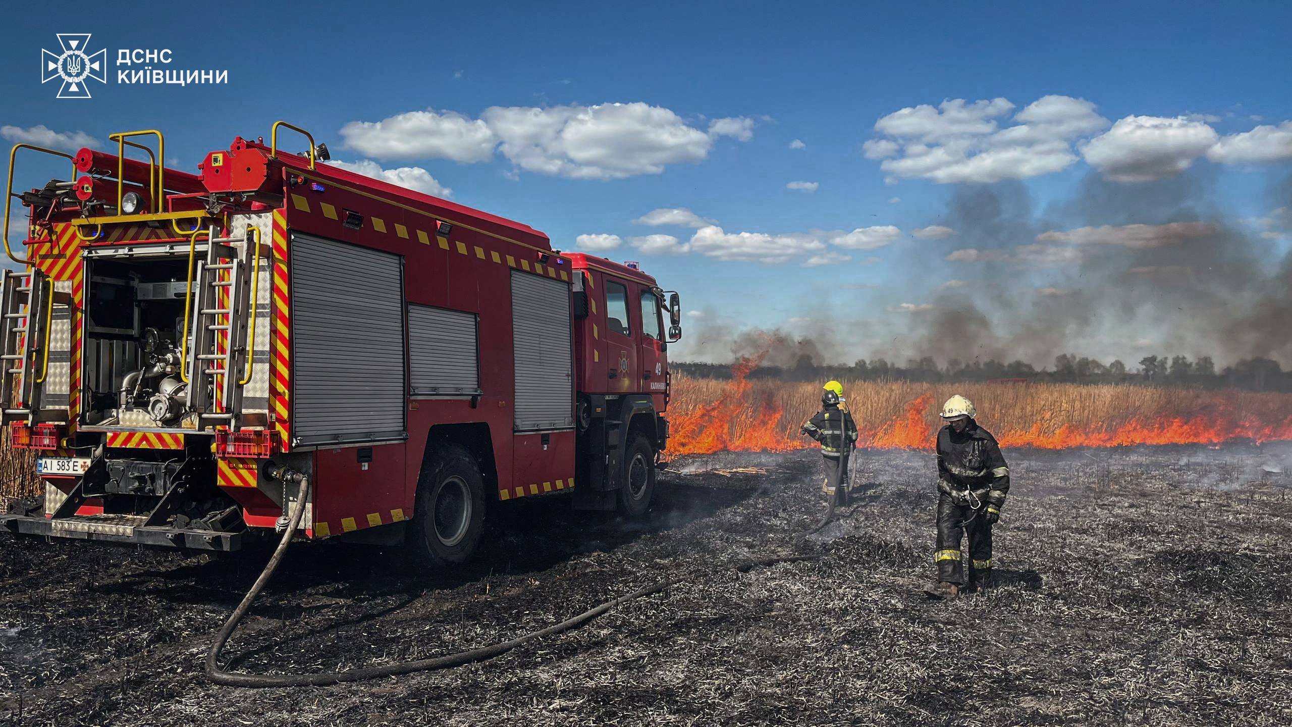 Пожежа на Фастівщині знищила комбайн і охопила 120 га - фото 4