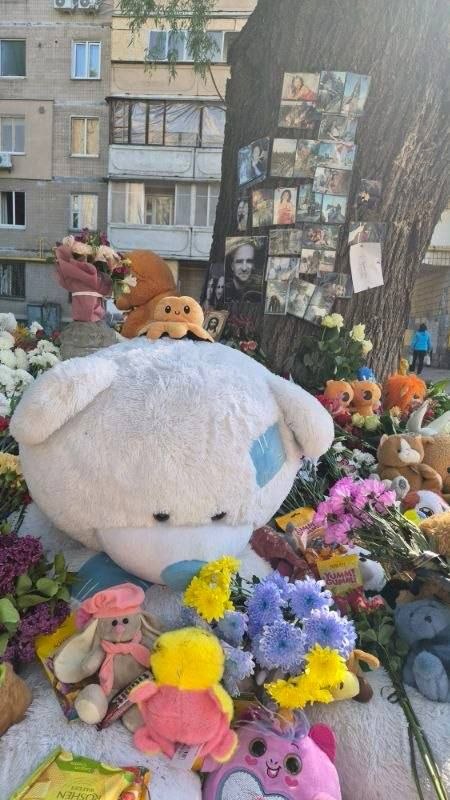 Кияни продовжують приносити квіти та іграшки до будинку, зруйнованого російською ракетою - фото 3