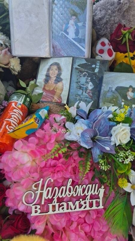 Кияни продовжують приносити квіти та іграшки до будинку, зруйнованого російською ракетою - фото 4