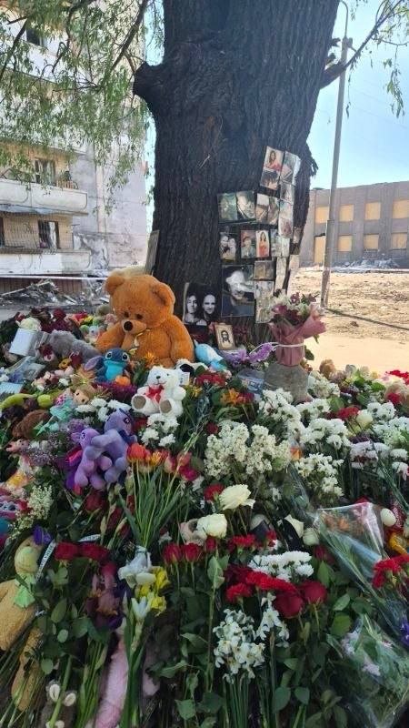 Кияни продовжують приносити квіти та іграшки до будинку, зруйнованого російською ракетою