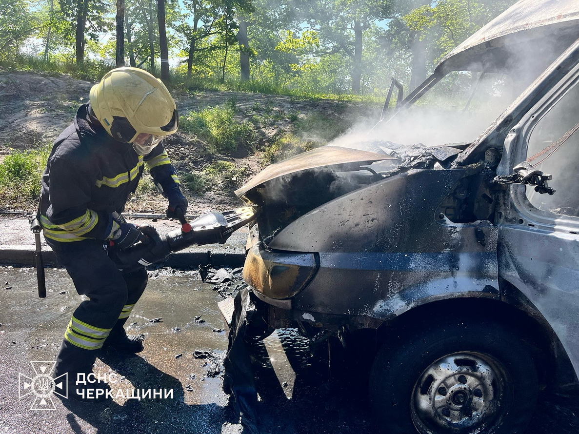 У Черкасах та Золотоніському районі надзвичайники загасили палаючі автівки