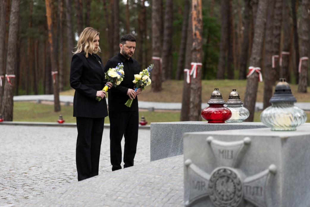 Президент і перша леді вшанували загиблих у Національному історико-меморіальному заповіднику «Биківнянські могили»