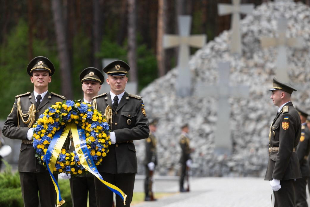 Президент і перша леді вшанували загиблих у Національному історико-меморіальному заповіднику «Биківнянські могили» - фото 2