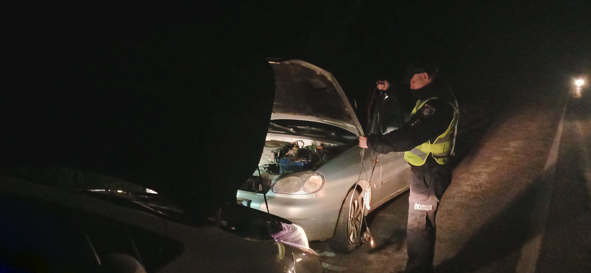 Поблизу Умані патрульні допомогли жінці з дитиною після операції