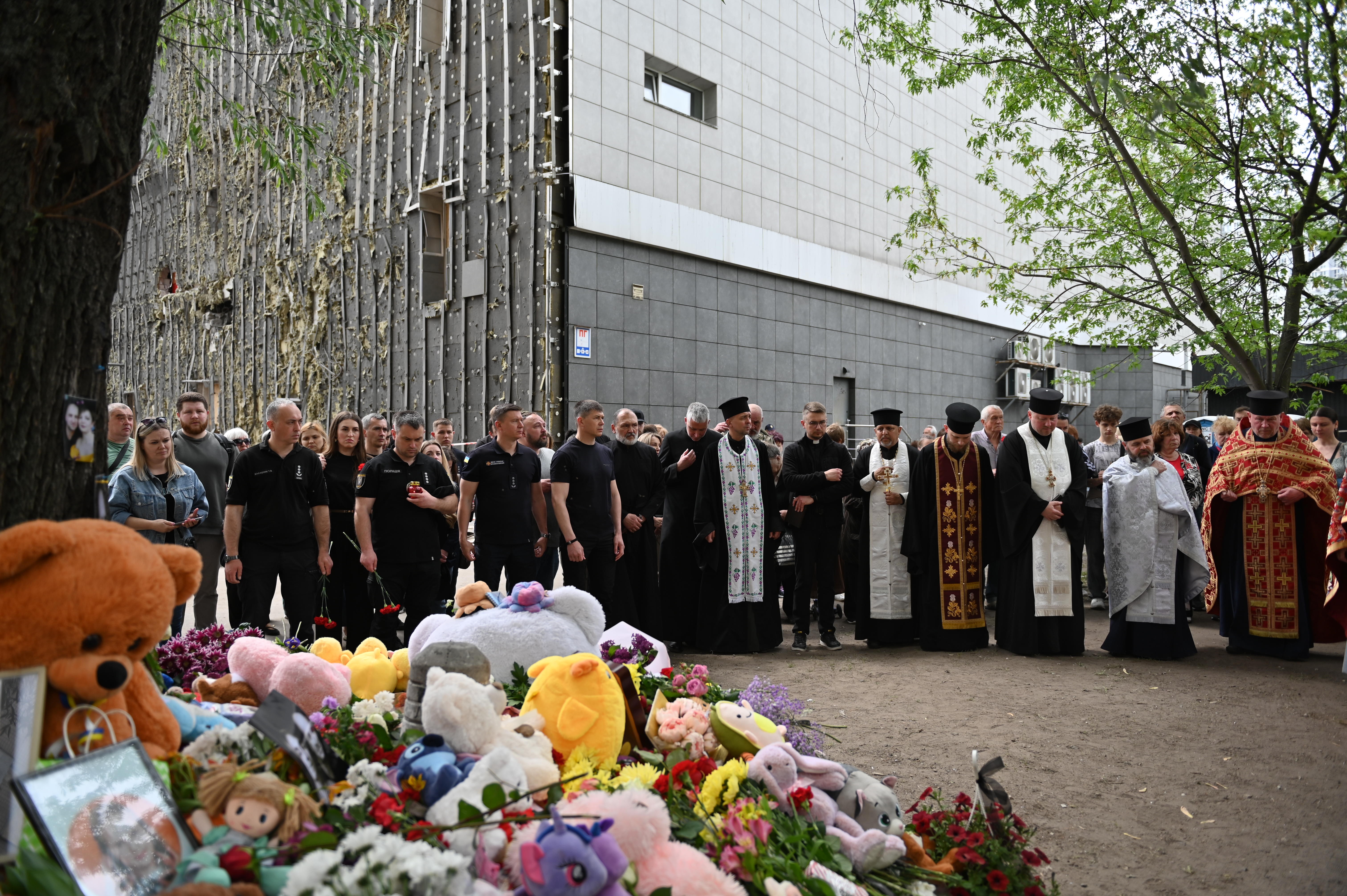 У Дарницькому районі провели панахиду за загиблими внаслідок російського удару по багатоповерхівці - фото 2