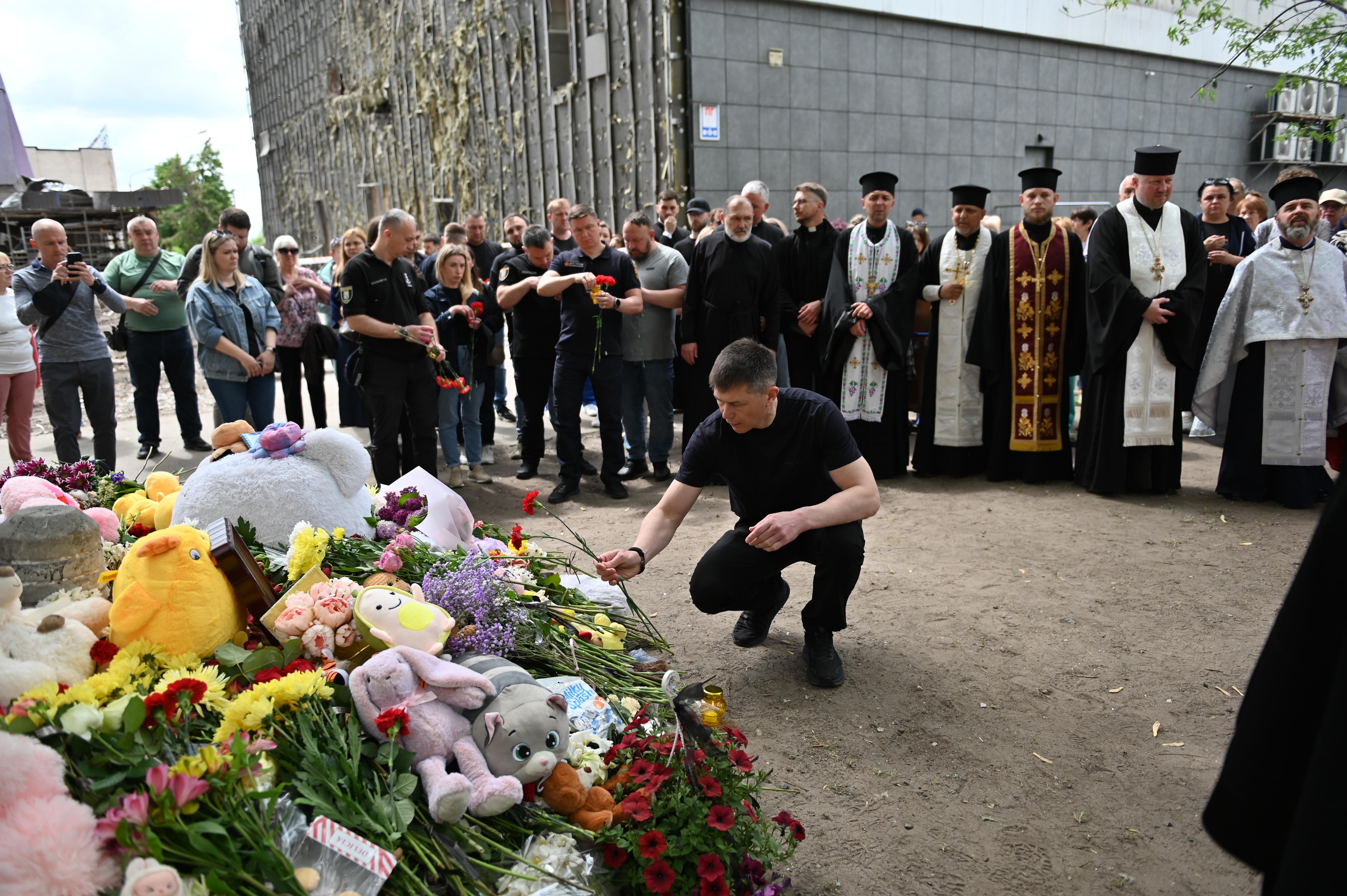 У Дарницькому районі провели панахиду за загиблими внаслідок російського удару по багатоповерхівці