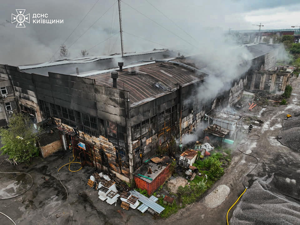 ДСНСники ліквідували масштабну пожежу на промисловому підприємстві. ФОТО