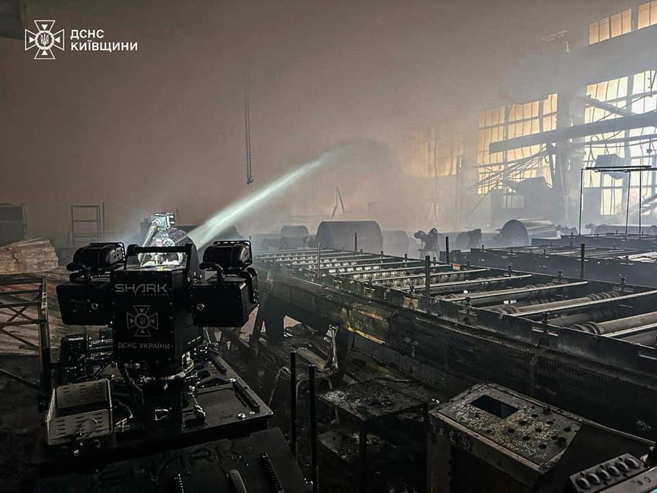 ДСНСники ліквідували масштабну пожежу на промисловому підприємстві. ФОТО - фото 2