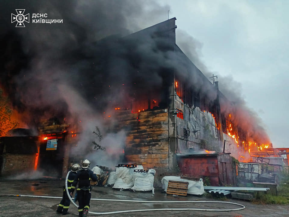 ДСНСники ліквідували масштабну пожежу на промисловому підприємстві. ФОТО - фото 3