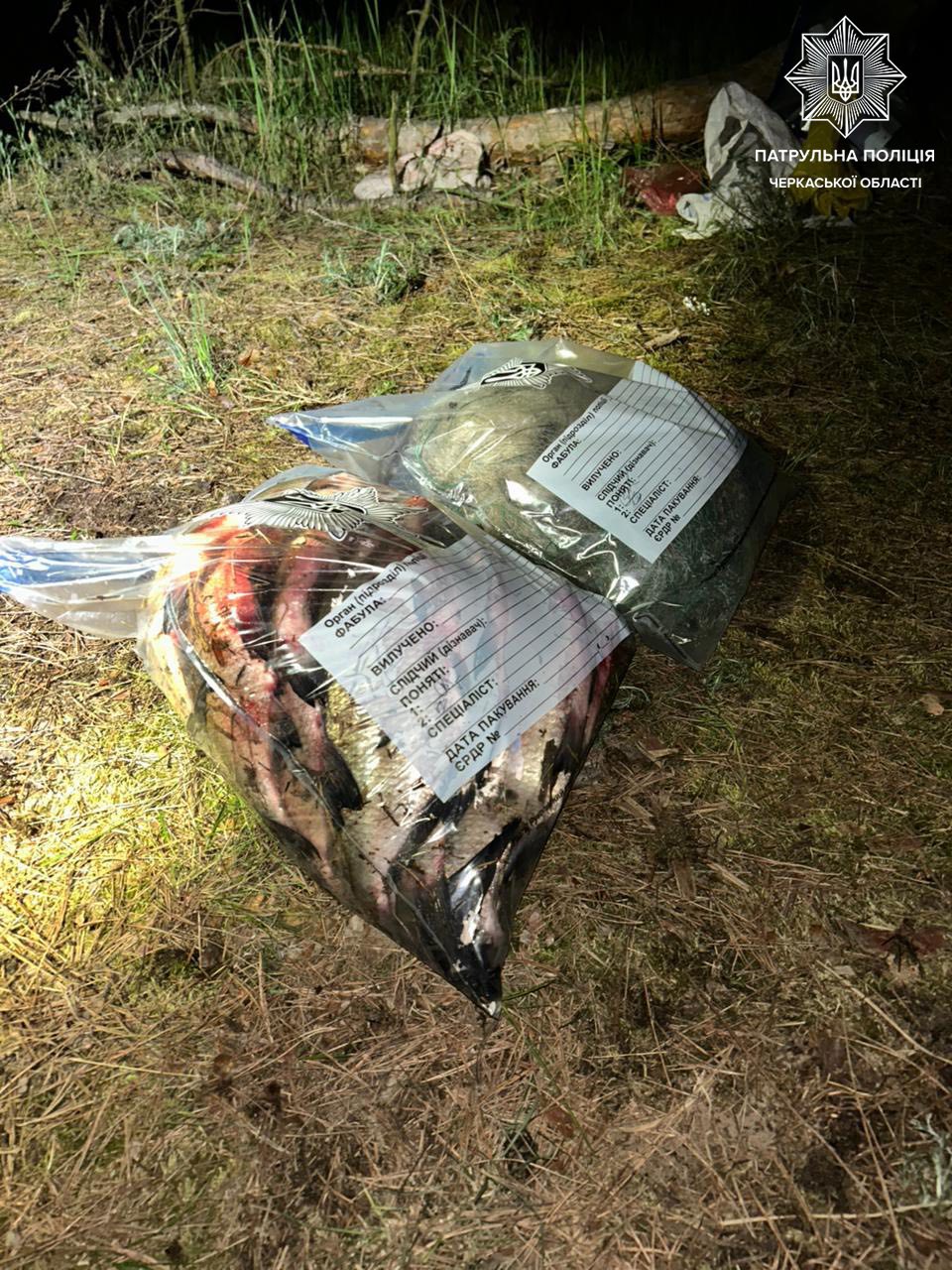 Чоловіка з мішком риби виявив патруль на Черкащині