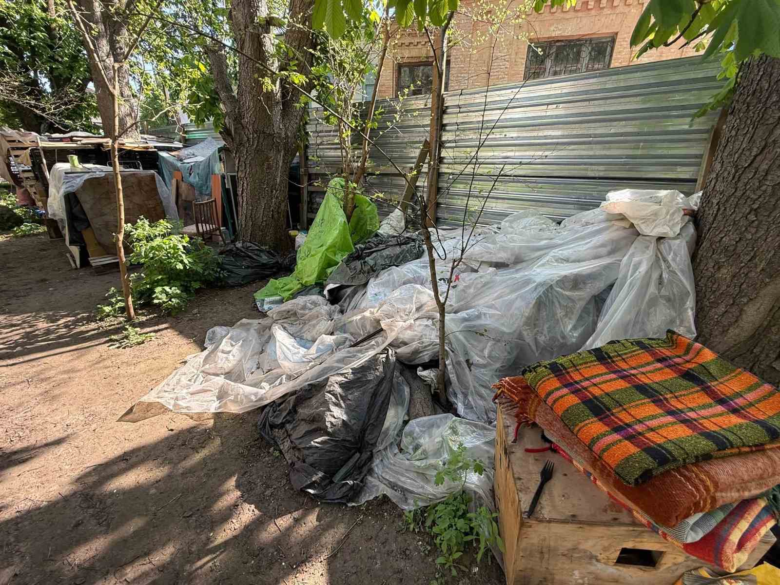 У Черкасах вивезли сміття із палісадника на вулиці Вишневецького