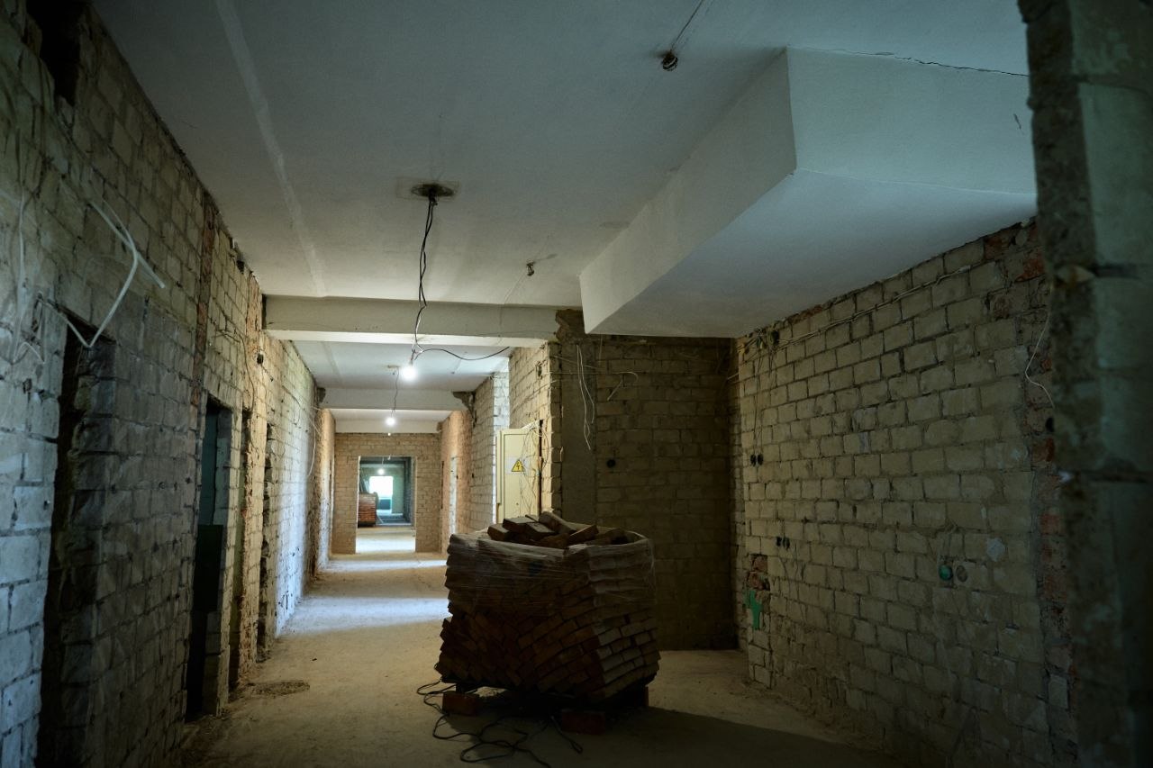 У Черкасах капітально ремонтують психіатричну лікарню, яку пошкодили обстріли РФ - фото 5