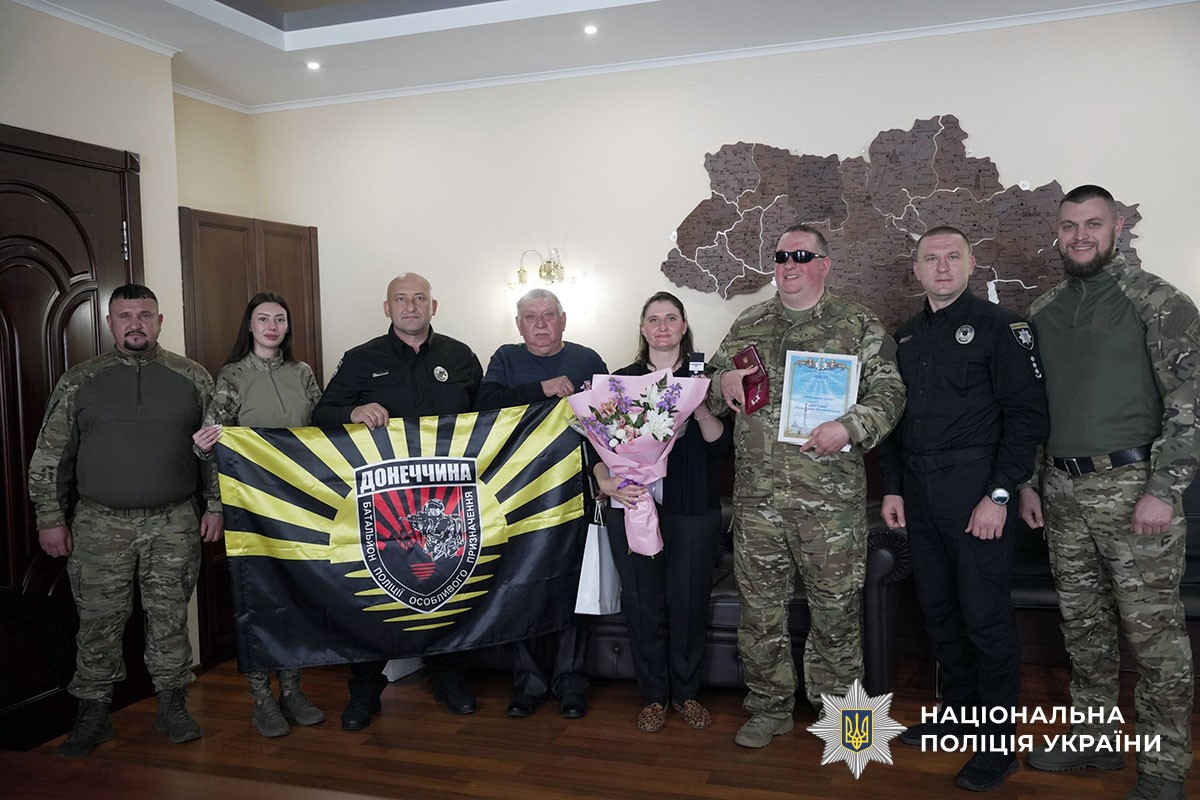 У Черкасах вручили орден поліцейському, який втратив зір на війні - фото 2