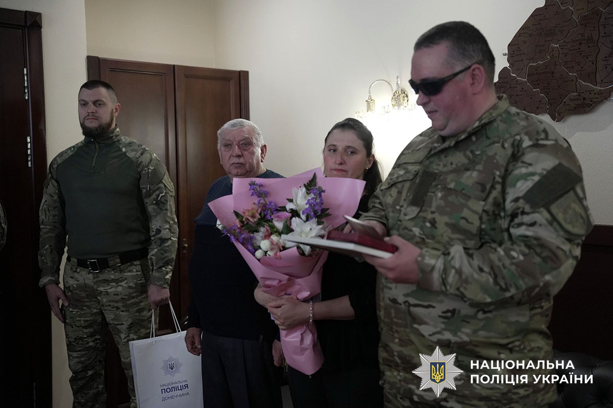 У Черкасах вручили орден поліцейському, який втратив зір на війні