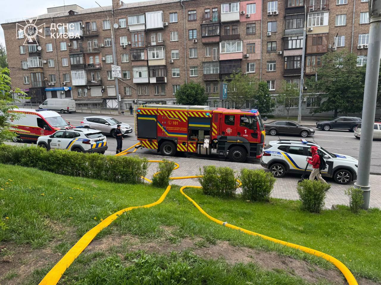 У Печерському районі на пожежі врятували людину - фото 3