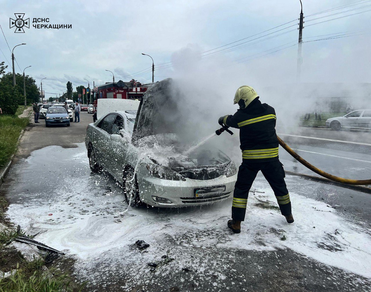 У Черкасах горів автомобіль Toyota Camry