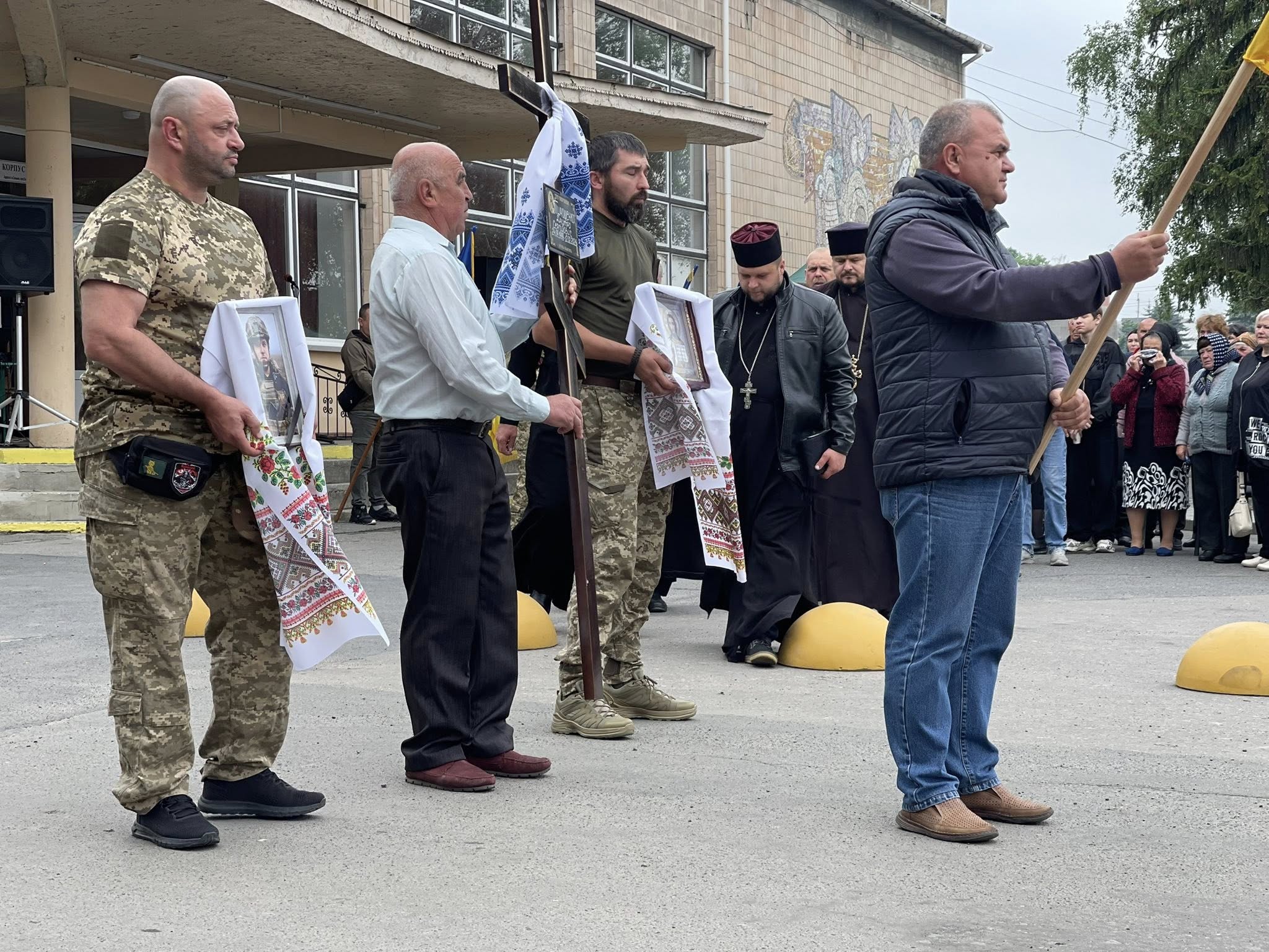 На Черкащині поховали 27-річного командира відділення Дмитра Тимошенка, його батько теж у ЗСУ - фото 5