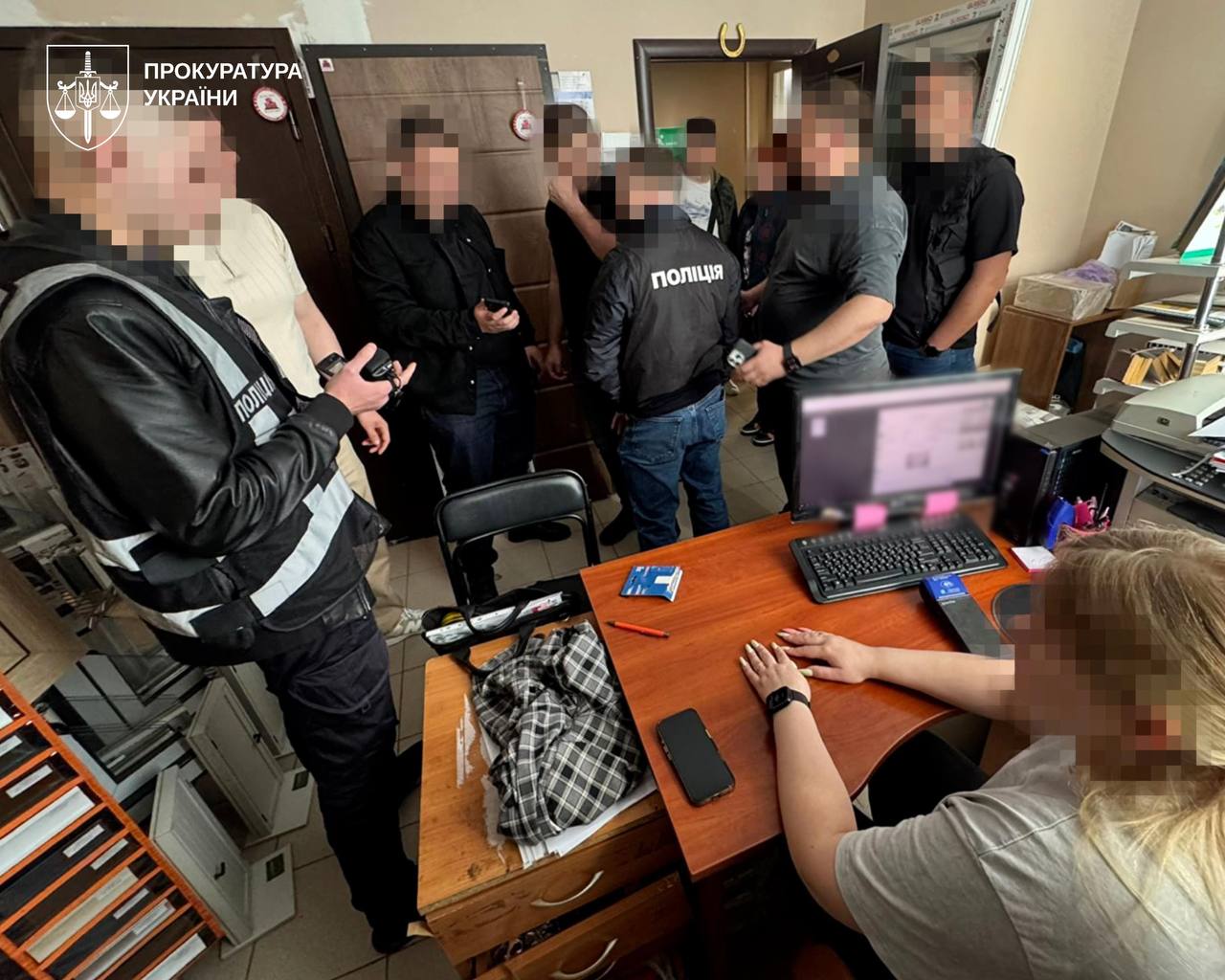 Вимагав половину компенсації за «єВідновлення»: на Київщині затримали посадовця селищної ради та його спільника - фото 5